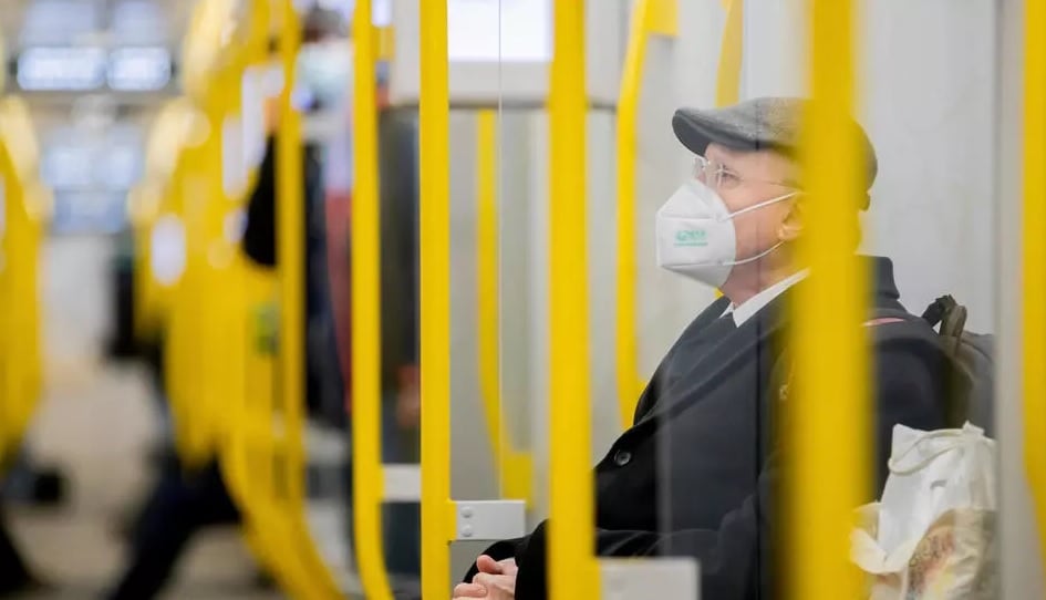 Usuario del metro de Berlín, con una mascarilla del tipo FFP2. (Foto: AP - Christoph Soeder)