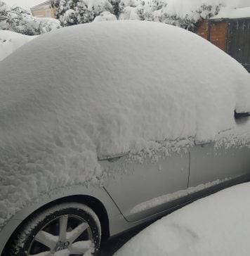 En Cabanillas del Campo, la nieve a "enterrado" a los coches durante la madrugada del sábado. (Foto: La Crónic@)