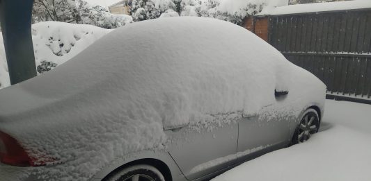 En Cabanillas del Campo, la nieve a "enterrado" a los coches durante la madrugada del sábado. (Foto: La Crónic@)