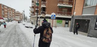 Esquiando por la calle Sigüenza el sábado, 9 de enero de 2021. (Foto: A. M. / La Crónic@)