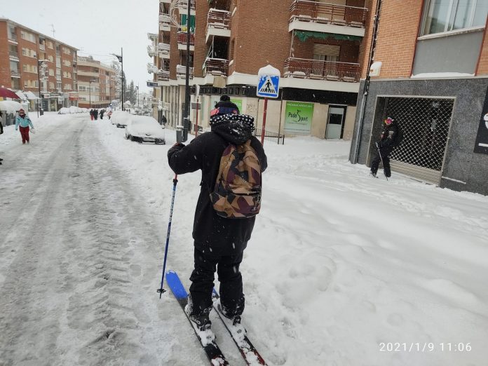 Esquiando por la calle Sigüenza el sábado, 9 de enero de 2021. (Foto: A. M. / La Crónic@)