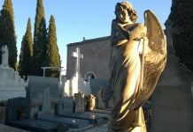 Mueren bastantes más hombres que mujeres en Guadalajara Una de las más bellas esculturas funerarias del cementerio de Guadalajara, en un atardecer. (Foto: La Crónic@)