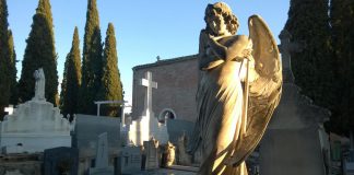 Una de las más bellas esculturas funerarias del cementerio de Guadalajara, en un atardecer. (Foto: La Crónic@)
