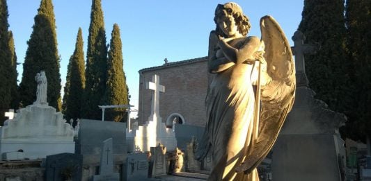 Una de las más bellas esculturas funerarias del cementerio de Guadalajara, en un atardecer. (Foto: La Crónic@)