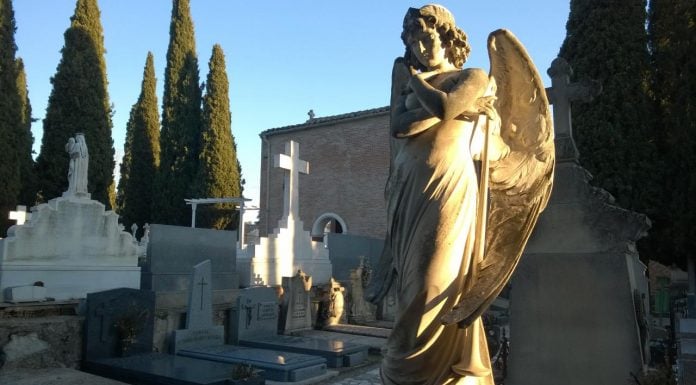 Mueren bastantes más hombres que mujeres en Guadalajara Una de las más bellas esculturas funerarias del cementerio de Guadalajara, en un atardecer. (Foto: La Crónic@)