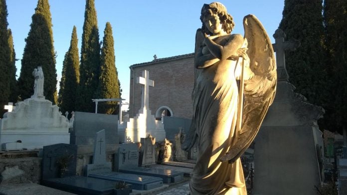 Una de las más bellas esculturas funerarias del cementerio de Guadalajara, en un atardecer. (Foto: La Crónic@)