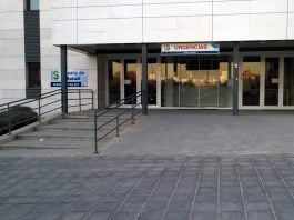Entrada al centro de salud de Manantiales, en Guadalajara.