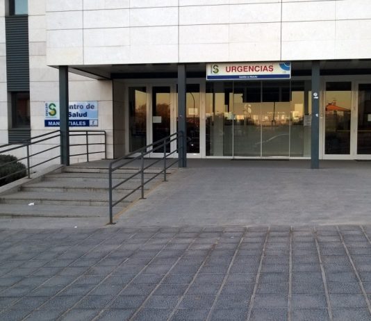 Entrada al centro de salud de Manantiales, en Guadalajara.