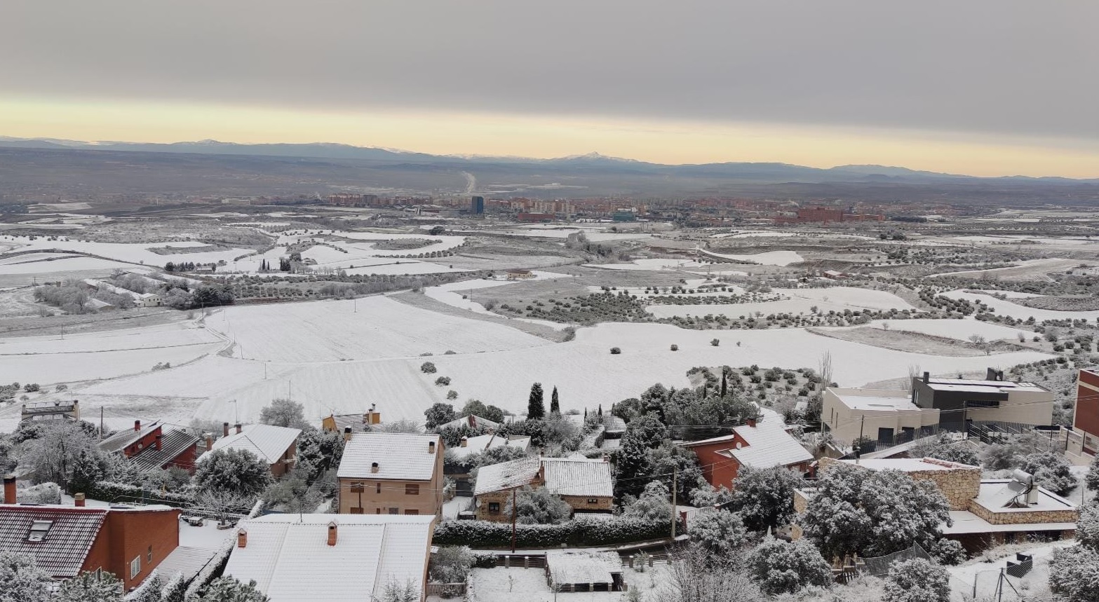 Panorámica de la nevada del jueves desde El Clavín. (Foto:  Benji Portero Duque)