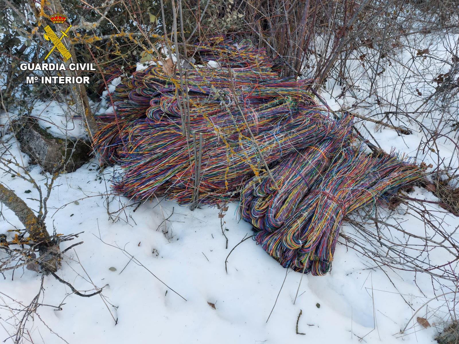 Parte del cable robado, encontrado entre la nieve cerca de Luzaga. (Foto: Guardia Civil)