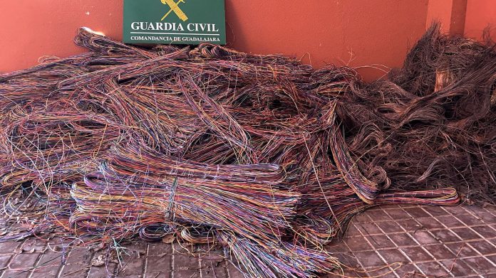 Casi una tonelada de cobre habían conseguido los ladrones de cable telefónico. (Foto: Guardia Civil)