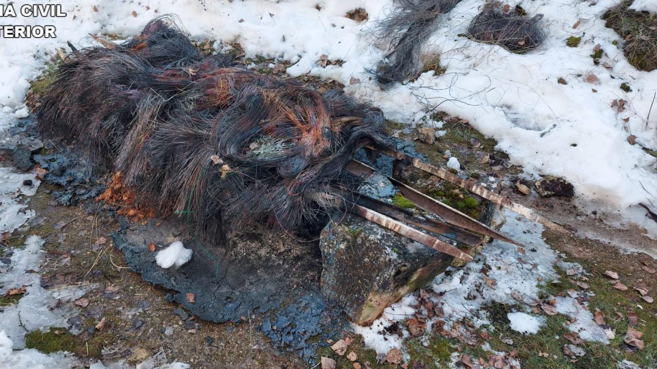 La funda del cable de cobre sobra y se elimina quemándola. (Foto: Guardia Civil)