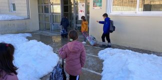 Niños entrando a un colegio de la provincia de Guadalajara el 18 de enero de 2021.