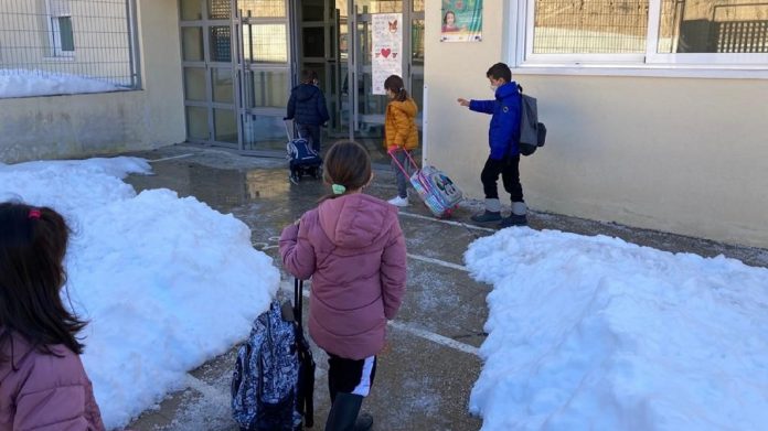 Niños entrando a un colegio de la provincia de Guadalajara el 18 de enero de 2021.
