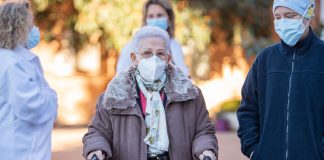 Araceli, a sus 96 años, fue la primera mujer en vacunarse contra la Covid-19 en España. (Foto: Rafael Martín / EP)