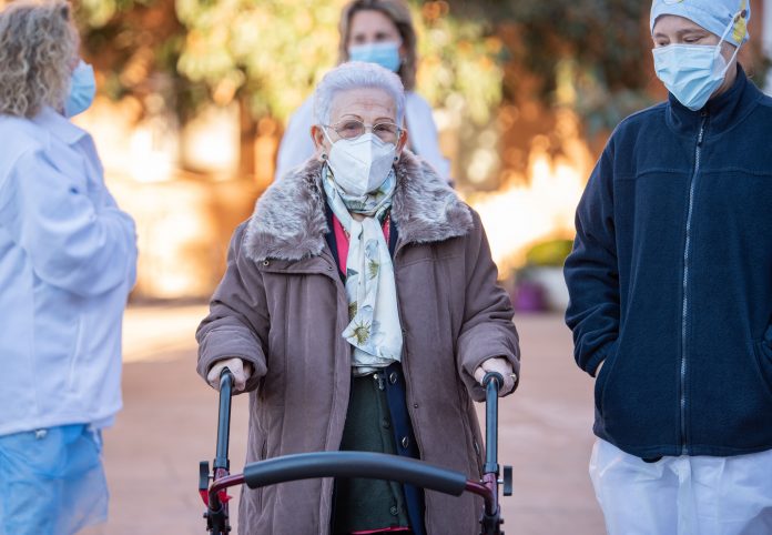 Araceli, a sus 96 años, fue la primera mujer en vacunarse contra la Covid-19 en España. (Foto: Rafael Martín / EP)