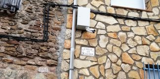 Una de las cámaras de videovigilancia instaladas en el pequeño pueblo de Cincovillas.