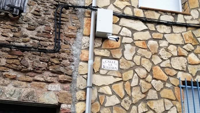 Una de las cámaras de videovigilancia instaladas en el pequeño pueblo de Cincovillas.
