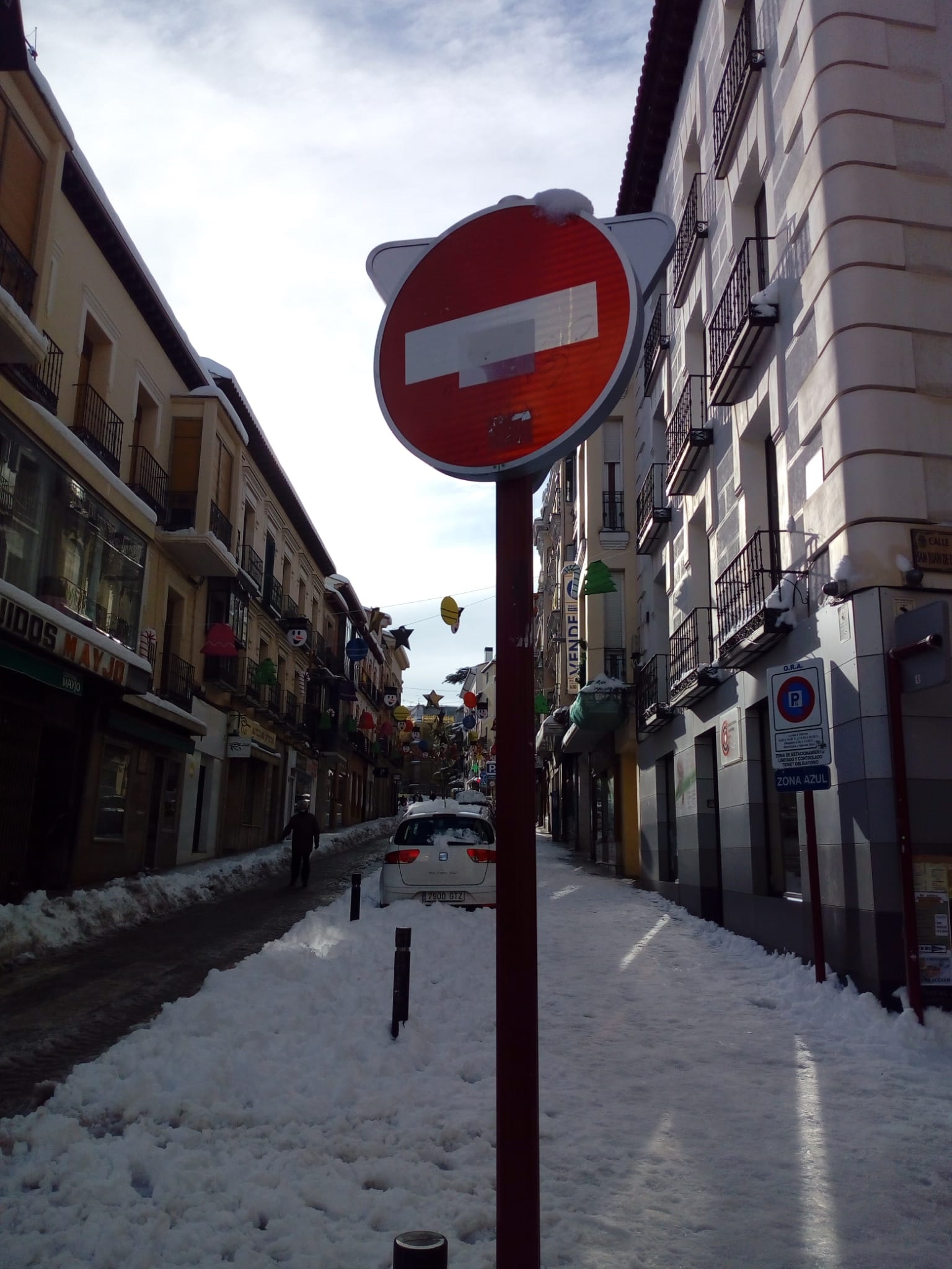 Mucha nieve aún en la calle Miguel Fluiters en la mañana del domingo, aunque transitable para los coches. (Foto: Emma Jaraba)