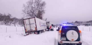 Atrapado 24 horas en la nieve un camionero, en Sayatón El conductor pasó 24 horas atrapado en su camión en Sayatón, en una situación realmente apurada. (Foto: Guardia Civil)