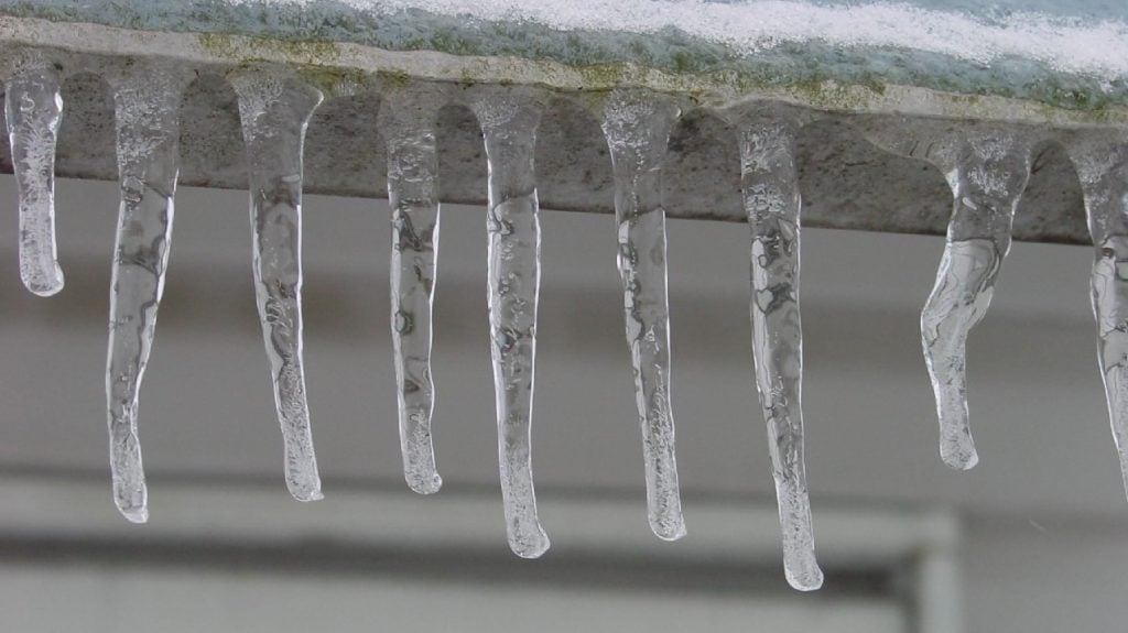 Con la llegada del frío no es extraño ver carámbanos de hielo en muchos sitios; y en Molina, menos.