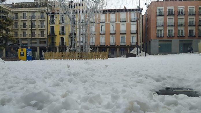 Nieve en la Plaza Mayor de Guadalajara el 20 de enero de 2021. (Foto: La Crónic@)