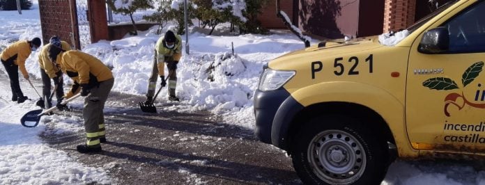 Las brigadas del Infocam no paran desde el comienzo de la nevada y siguen con su trabajo, también en Guadalajara.