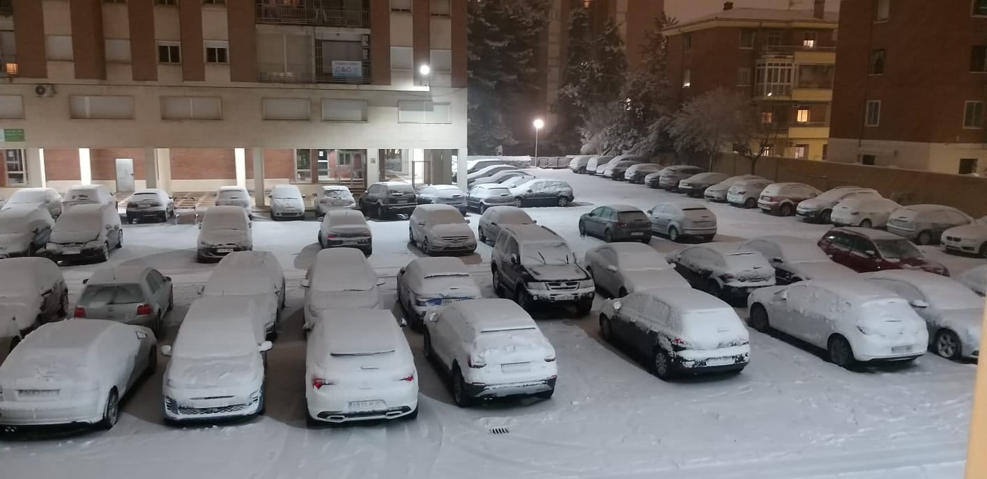 Mucha nieve en el inicio de la calle Constitución el viernes, 8 de enero de 2021. (Foto: Jacinto García)