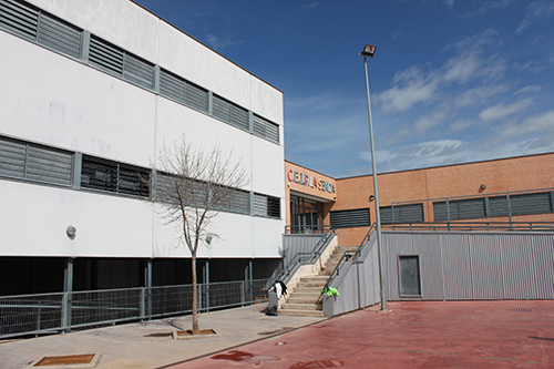 Exterior del colegio La Senda, en Cabanillas del Campo.