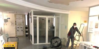 Operarios en la UCI del Hospital de Guadalajara, tras la rotura de un tubería.