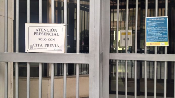 Letreros a las puertas del INSS en Guadalajara, en diciembre de 2020. (Foto: La Crónic@)
