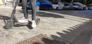 Los patinetes no pueden pisar las aceras de Guadalajara, bajo amenaza de multa.