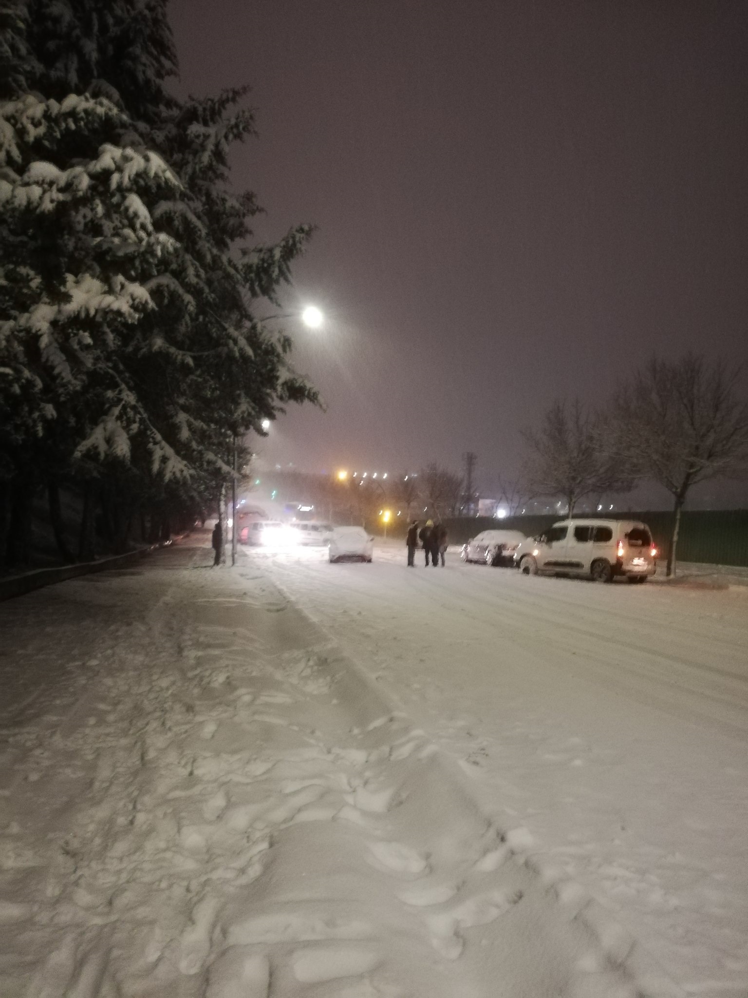 La calle Méjico, intransitable a las nueve y media de la noche del viernes, bajo la nevada. (Foto: @mylyto2)