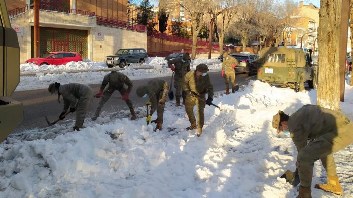 Militares trabajando en la calle Toledo, a la altura de Salesianos, el 14 de enero de 2021.