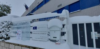 Exterior del colegio "Parque de La Muñeca", cubierto de nieve.