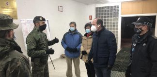 Alberto Rojo, con el responsable del despliegue militar en Guadalajara.