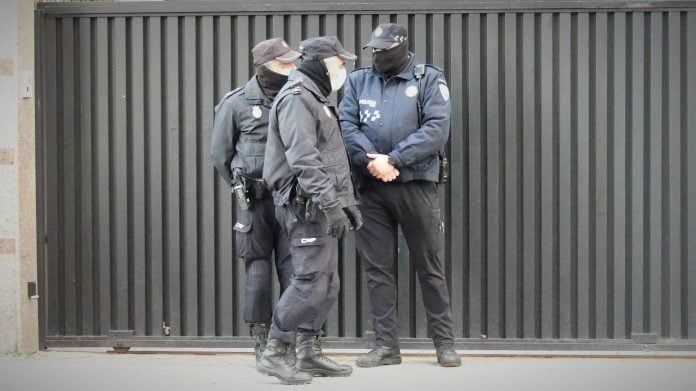 Agentes de la Policía Nacional y la Policía Local juntos ante la puerta de 