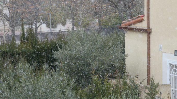 Primeros momentos de la nevada el jueves, 7 de enero de 2021, en Cabanillas del Campo. (Foto: La Crónic@)