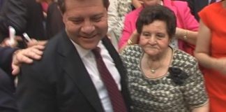 García-Page con su madre, en un fotograma de un vídeo de CMM.