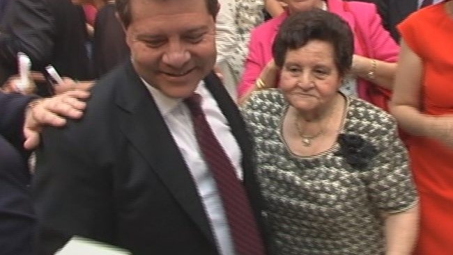 García-Page con su madre, en un fotograma de un vídeo de CMM.