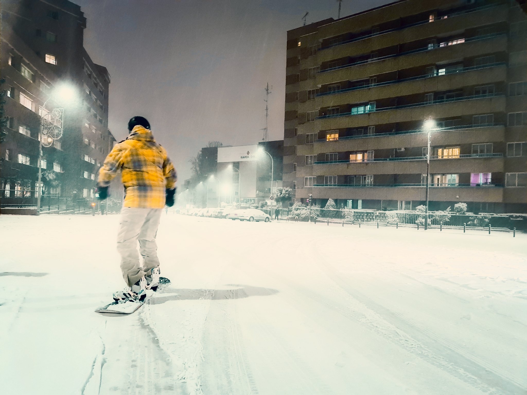 "Surfeando" la nevada en la avenida de Castilla de Guadalajara. (Foto: Posonty)