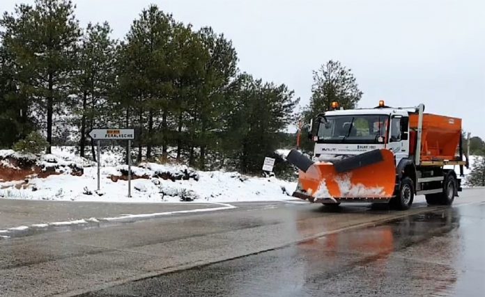 Quitanieves del centro comarcal de Cifuentes.