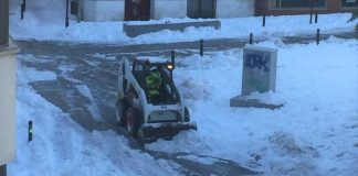 Un pequeño vehículo de limpieza intenta retirar la nieve de la Plaza de Moreno, el domingo 10 de enero de 2021. (Foto: Jacinto García)