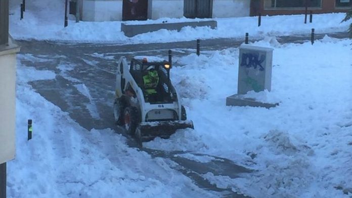 Un pequeño vehículo de limpieza intenta retirar la nieve de la Plaza de Moreno, el domingo 10 de enero de 2021. (Foto: Jacinto García)
