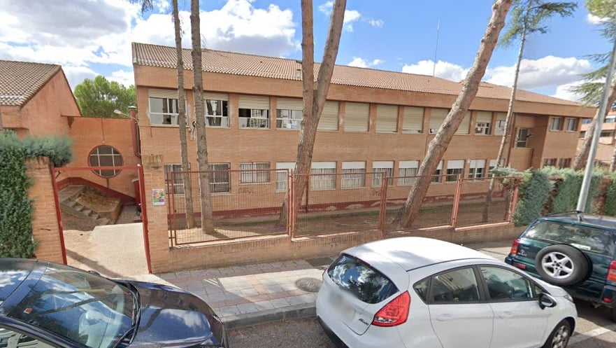 Acceso al colegio "Río Tajo", en la calle Ramón de Garcíasol de Guadalajara. (Foto: Google Maps)