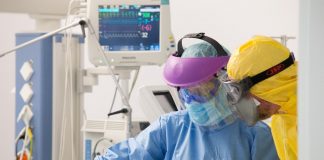 La tercera ola ya sólo puede mejorar, según la Junta Sanitarios en un hospital de Castilla-La Mancha, atendiendo a un paciente de COVID ingresado en una UCI.