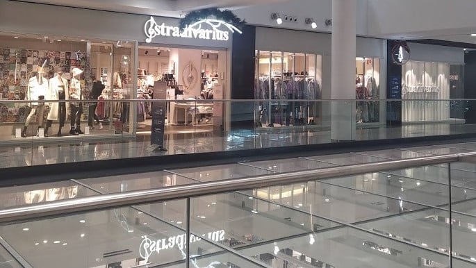 Sólo la tienda de Stradivarius sobrevivirá por ahora a los cierres marcados por Inditex en Ferial Plaza. (Foto: La Crónic@)