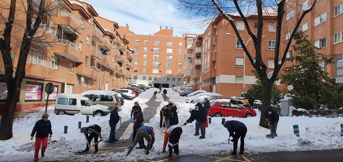 Un grupo de vecinos limpia una calle de Guadalajara.