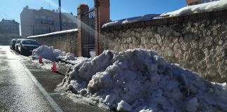 Plazas de zona azul ocupadas por la nieve en los días siguientes a la gran nevada sobre Guadalajara. (Foto: La Crónic@)