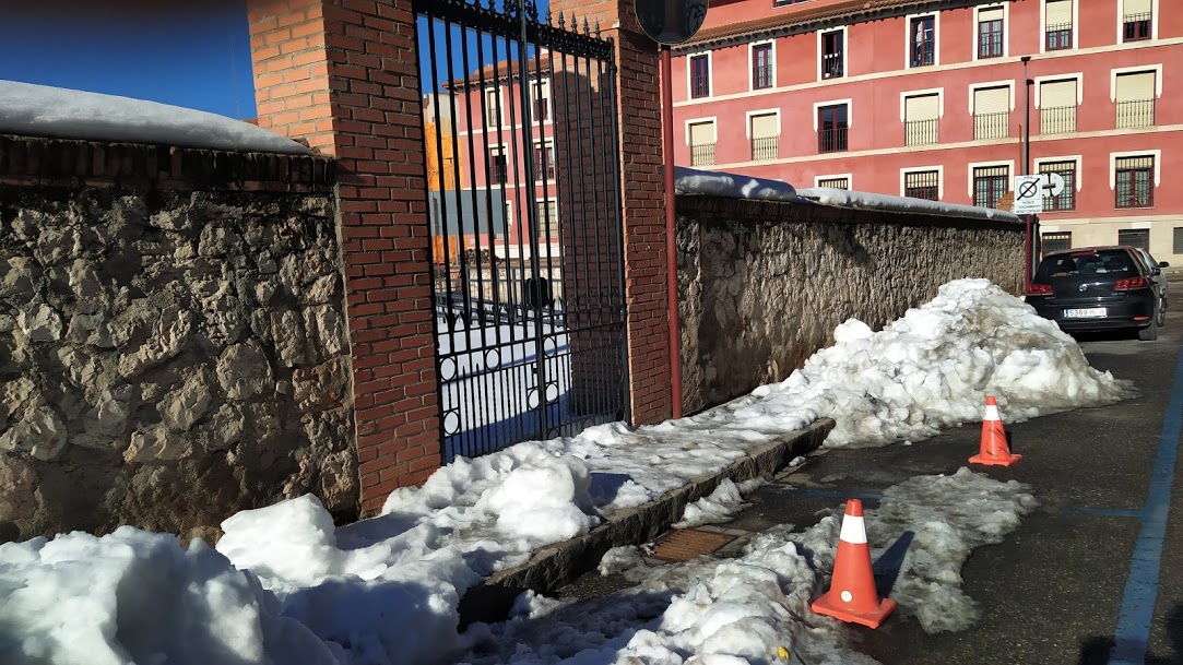Plazas de zona azul ocupadas por la nieve en los días siguientes a la gran nevada sobre Guadalajara. (Foto: La Crónic@)
